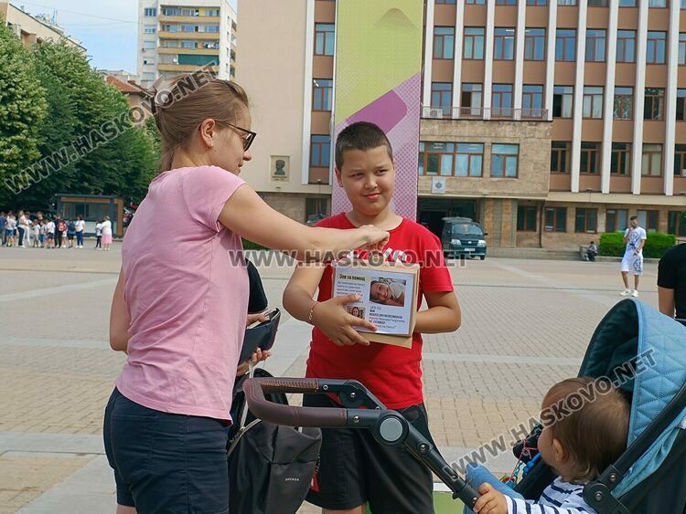 Ученици продават книги в помощ на 8-годишната Никол