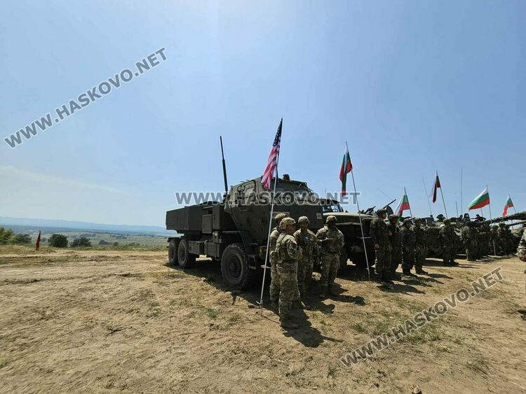 Демонстрираха ракетната система за залпов огън „Himars“ на полигон „Корен“