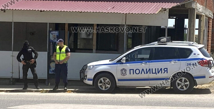 Маскирани полицаи с акция срещу търговията с гласове в Харманли