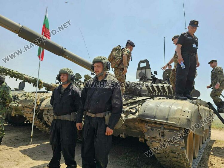 Демонстрираха ракетната система за залпов огън „Himars“ на полигон „Корен“