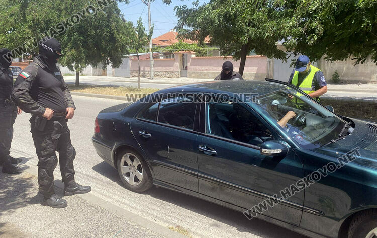 Маскирани полицаи с акция срещу търговията с гласове в Харманли