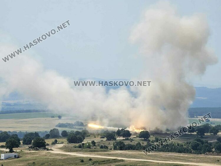 Демонстрираха ракетната система за залпов огън „Himars“ на полигон „Корен“