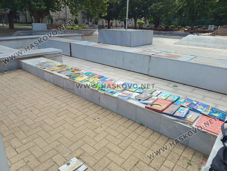 Ученици продават книги в помощ на 8-годишната Никол