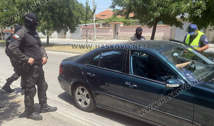 Маскирани полицаи с акция срещу търговията с гласове в Харманли