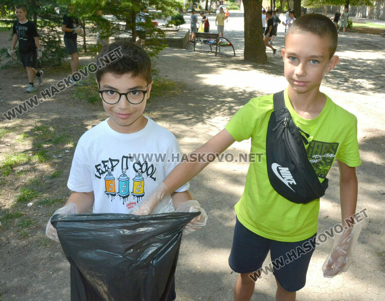 Ученици от „Иван Рилски“ почистиха парка около училището в Световния ден на околната среда