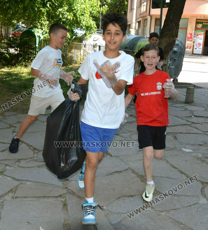 Ученици от „Иван Рилски“ почистиха парка около училището в Световния ден на околната среда