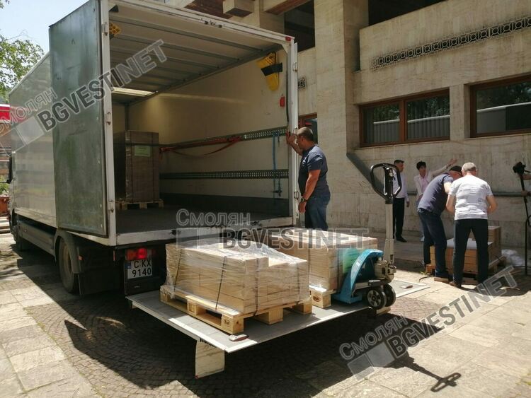 В Смолян пристигнаха 191 300 бюлетини и ролките със специализирана хартия за машините