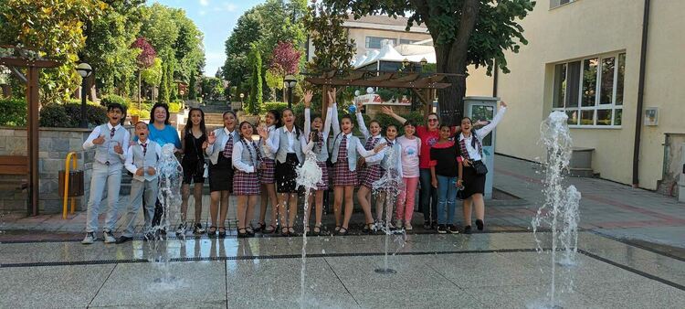 Децата от ОУ"П.Яворов" омагьосаха участници и публика на международния детски етнофестивал