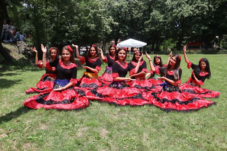 Децата от ОУ"П.Яворов" омагьосаха участници и публика на международния детски етнофестивал