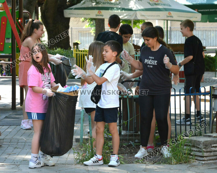Ученици от „Иван Рилски“ почистиха парка около училището в Световния ден на околната среда