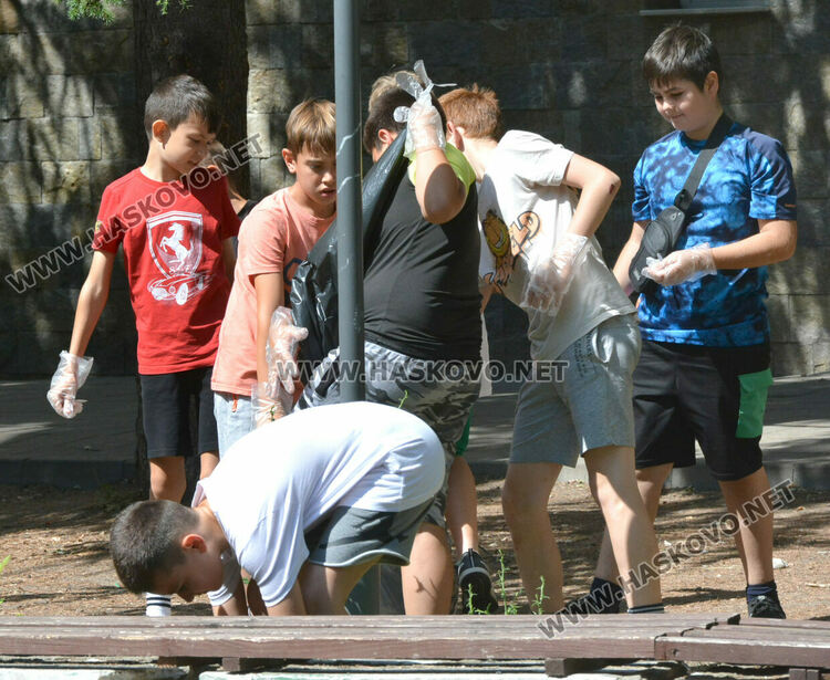 Ученици от „Иван Рилски“ почистиха парка около училището в Световния ден на околната среда