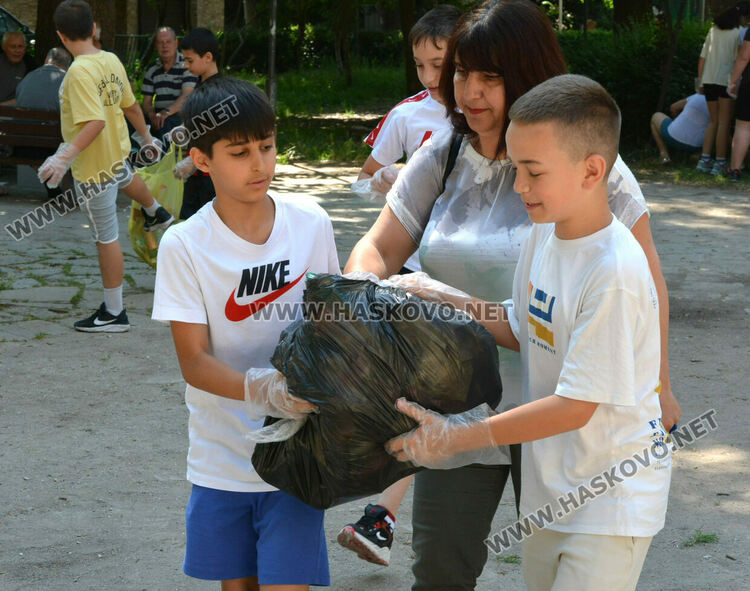 Ученици от „Иван Рилски“ почистиха парка около училището в Световния ден на околната среда