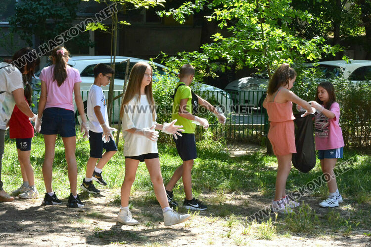 Ученици от „Иван Рилски“ почистиха парка около училището в Световния ден на околната среда