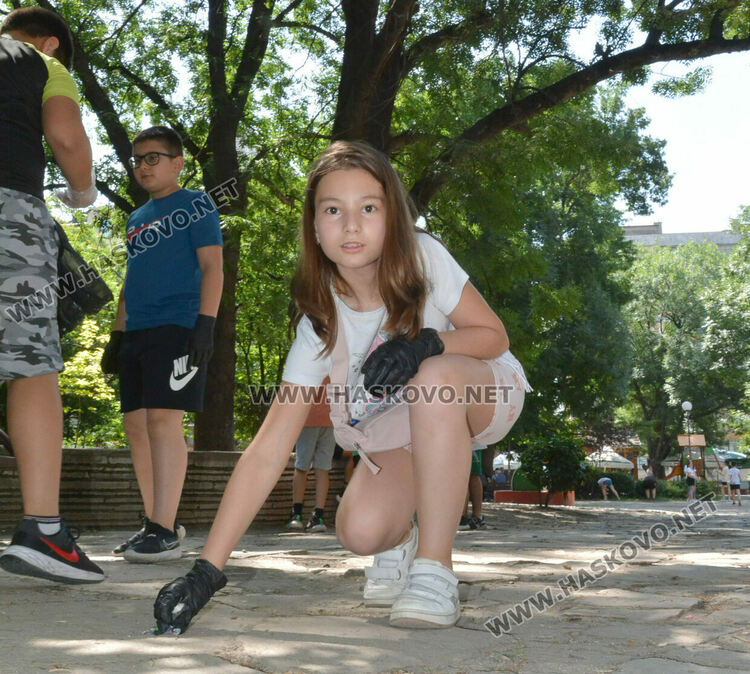 Ученици от „Иван Рилски“ почистиха парка около училището в Световния ден на околната среда