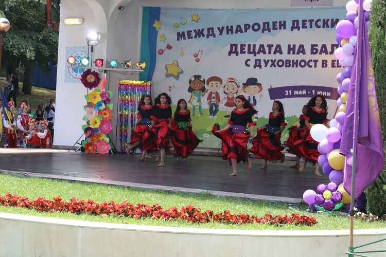 Децата от ОУ"П.Яворов" омагьосаха участници и публика на международния детски етнофестивал