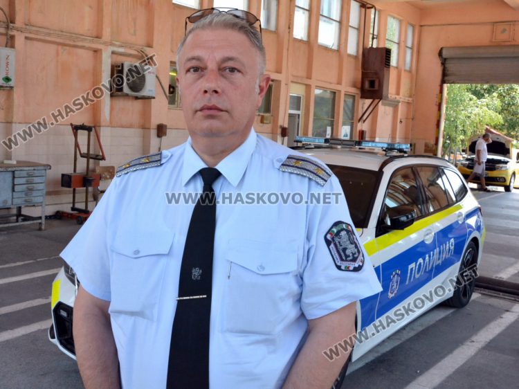 Димо Чобанов до един от новите автомобили