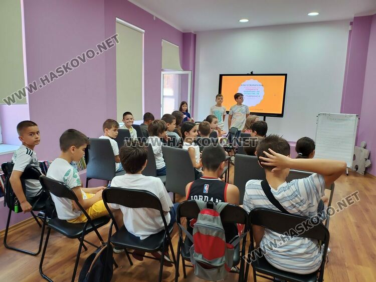 Ученици от „Св. Климент Охридски“ работиха за родителите си благотворително 