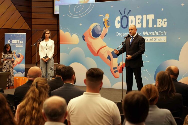 Никола Манолов от ПМГ-Хасково е отличен в международен конкурс по програмиране