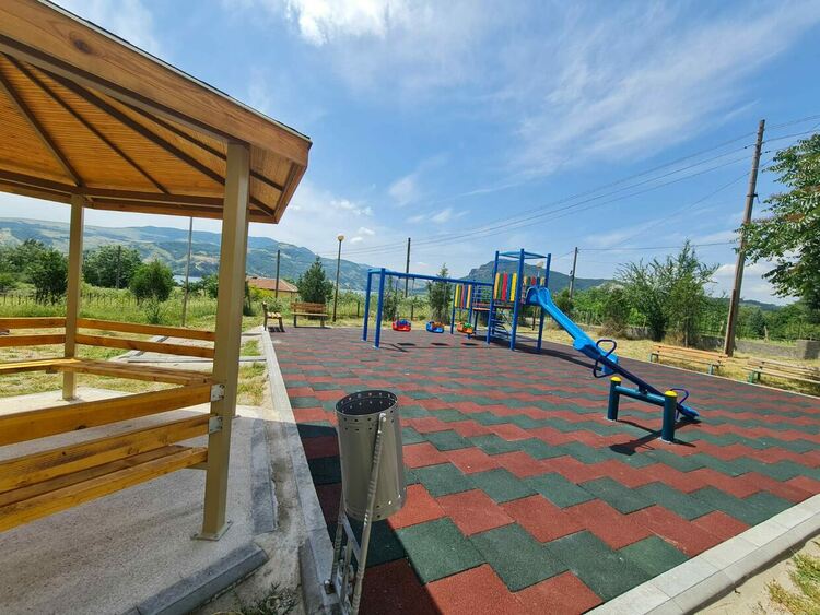 Нови детски площадки в 15 села в община Кърджали