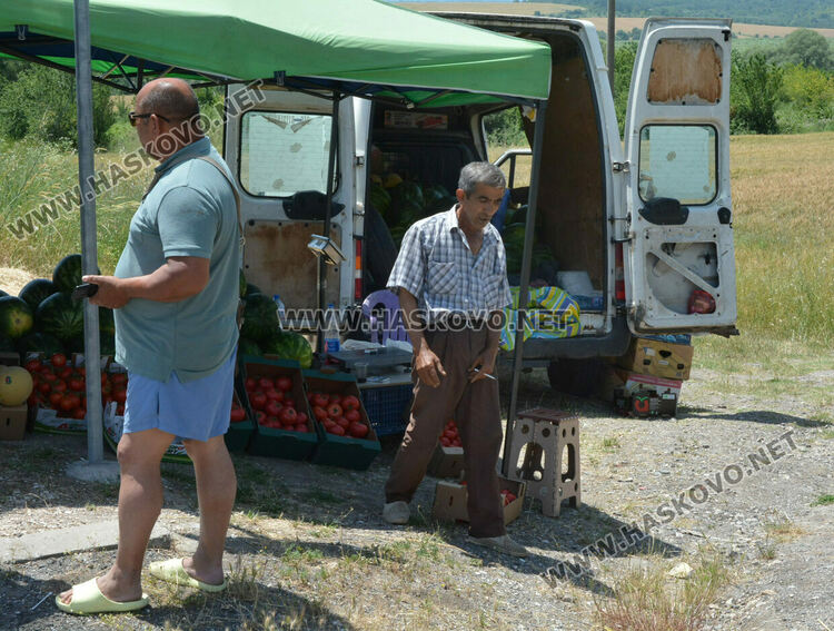 Производители спорят кой да продава на забранено място в Хасково