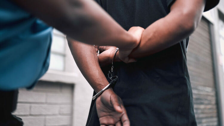 Задържаха мъж, ударил двама непознати и повредил коли в Перник