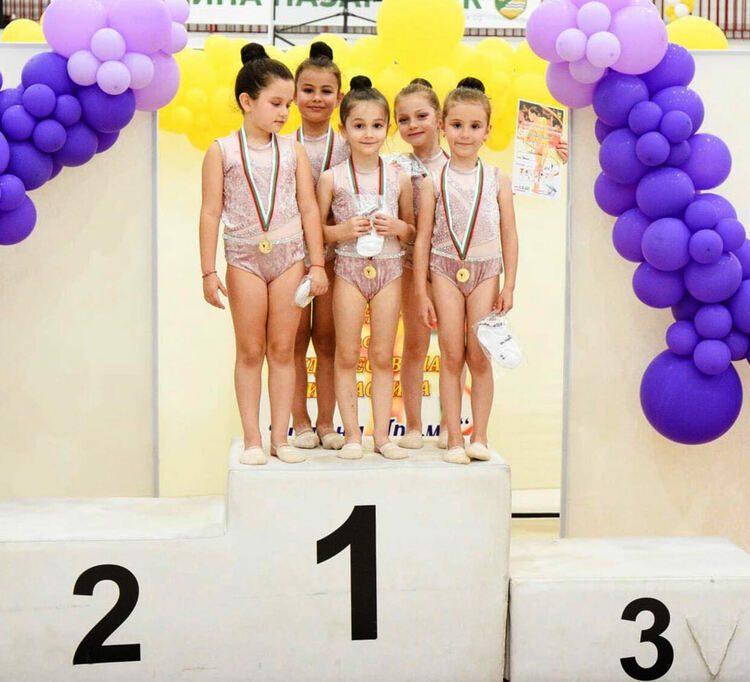 6 златни медала за гимнастичките на „Калия“ от международен турнир в Пазарджик