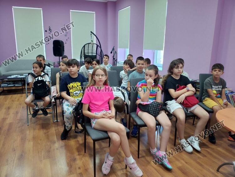 Ученици от „Св. Климент Охридски“ работиха за родителите си благотворително 