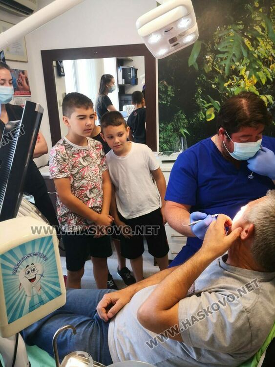 Ученици от „Св. Климент Охридски“ работиха за родителите си благотворително 