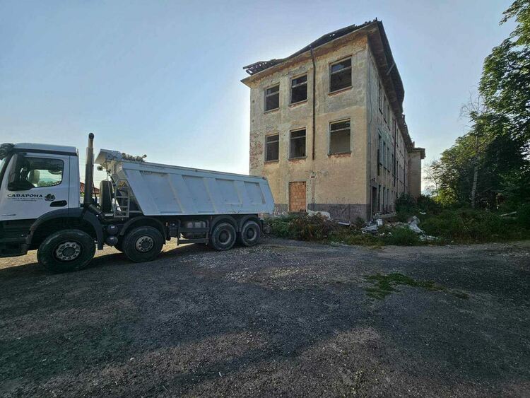 Събарят две опасни сгради в Кърджали, на тяхно място ще има паркове