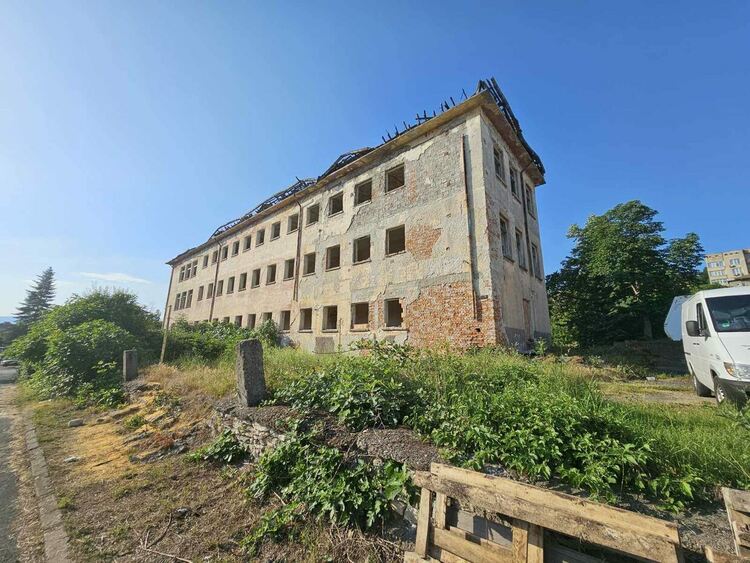 Събарят две опасни сгради в Кърджали, на тяхно място ще има паркове