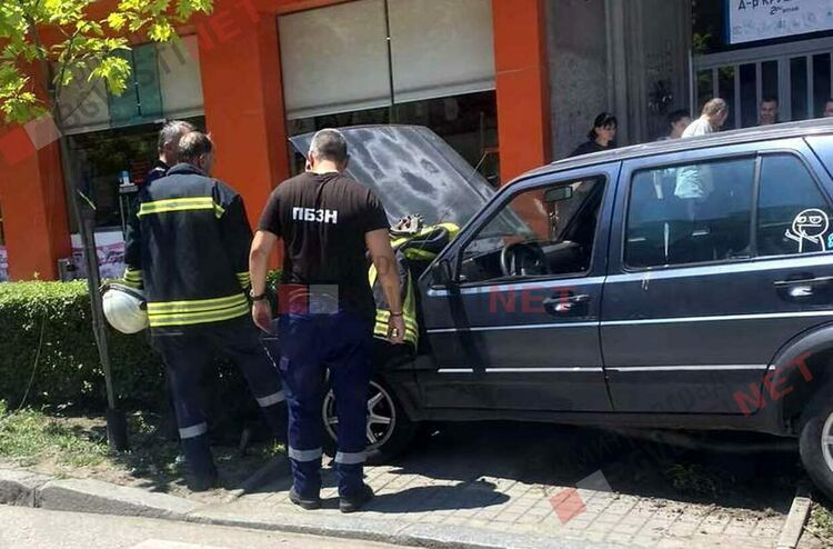 Голф кацна на тротоар - два дни, две катастрофи на бул. Трети март 