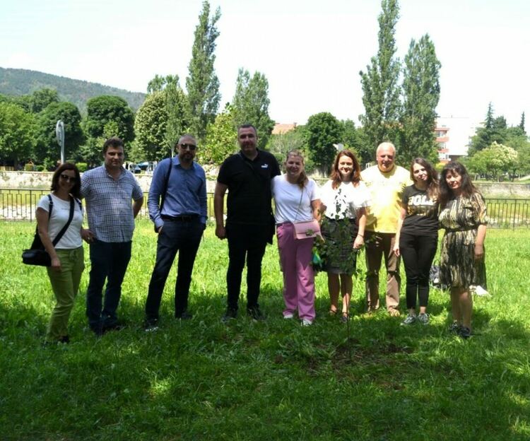 Засадиха дръвчета за Деня на екологията в Асеновград 