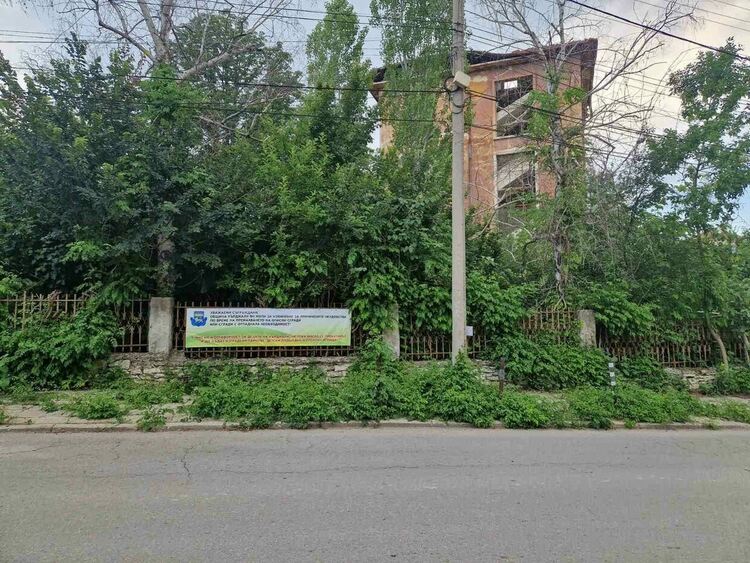 Събарят две опасни сгради в Кърджали, на тяхно място ще има паркове