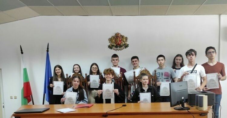 Ученици от "Славейков" облякоха тоги на съдии и адвокати в съда