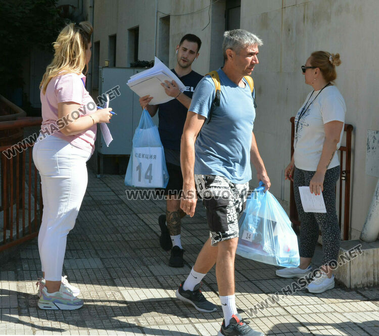 По график раздадоха бюлетините и машините за изборите в Хасковско