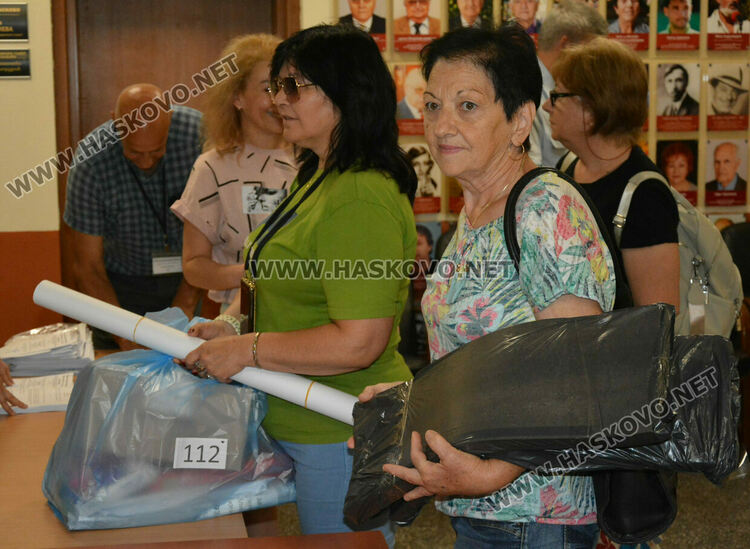 По график раздадоха бюлетините и машините за изборите в Хасковско