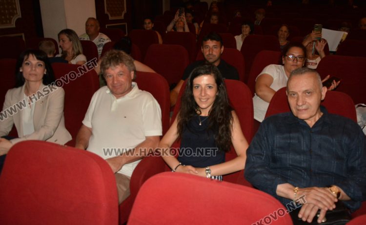 С поднасяне на цветя и изява на хасковска група започна фестивалът „С песните на Ари“ 