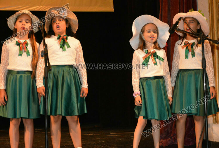 С поднасяне на цветя и изява на хасковска група започна фестивалът „С песните на Ари“ 