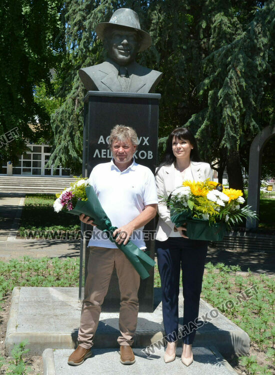 С поднасяне на цветя и изява на хасковска група започна фестивалът „С песните на Ари“ 