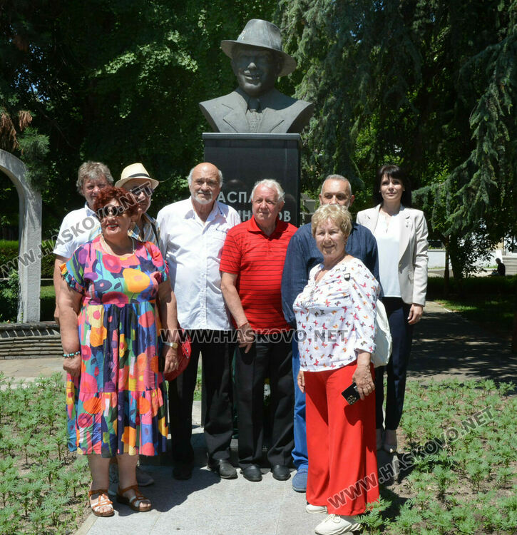 С поднасяне на цветя и изява на хасковска група започна фестивалът „С песните на Ари“ 