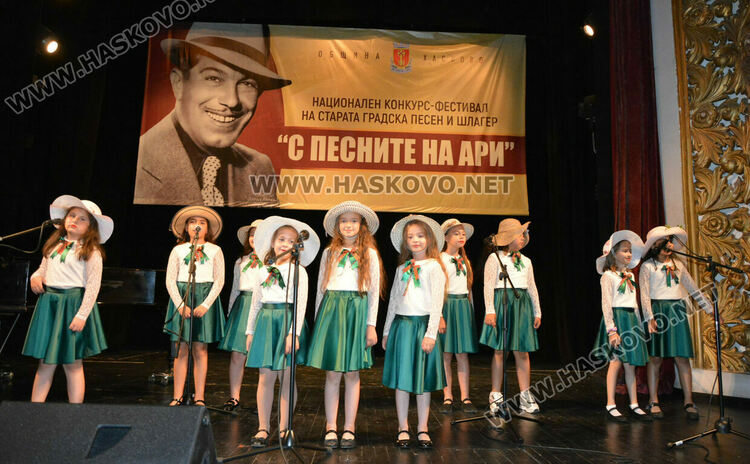 С поднасяне на цветя и изява на хасковска група започна фестивалът „С песните на Ари“ 
