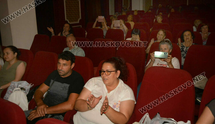 С поднасяне на цветя и изява на хасковска група започна фестивалът „С песните на Ари“