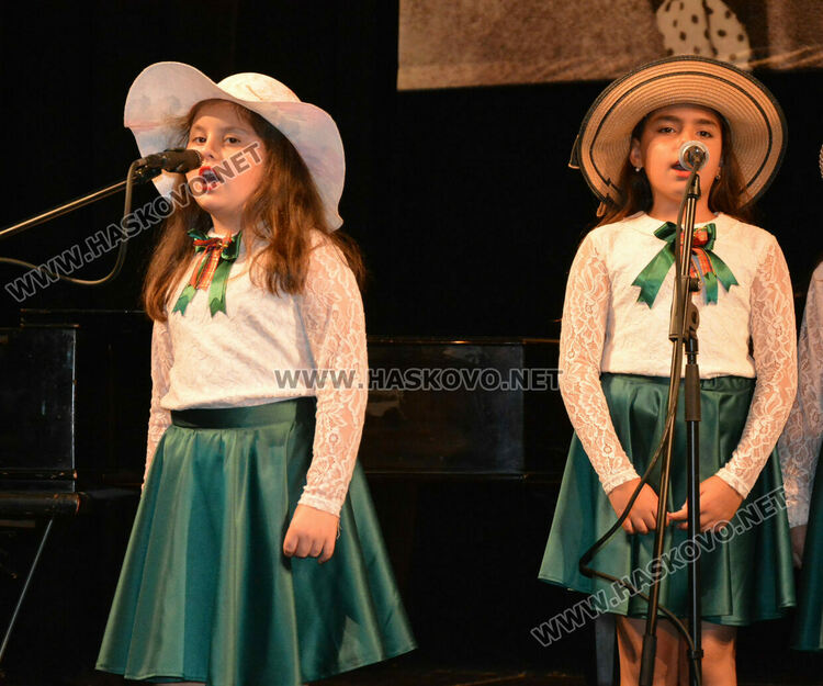 С поднасяне на цветя и изява на хасковска група започна фестивалът „С песните на Ари“ 