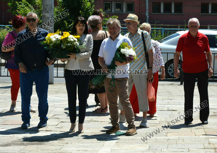 С поднасяне на цветя и изява на хасковска група започна фестивалът „С песните на Ари“ 