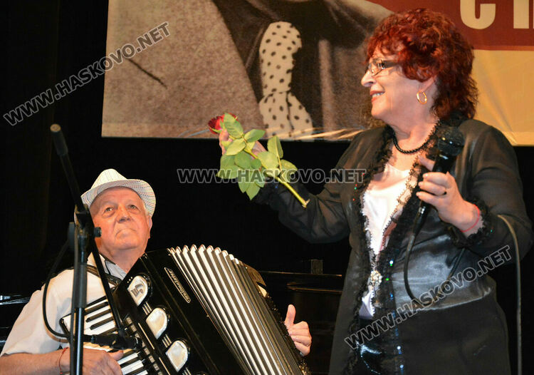 С поднасяне на цветя и изява на хасковска група започна фестивалът „С песните на Ари“ 