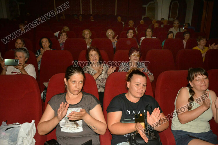 С поднасяне на цветя и изява на хасковска група започна фестивалът „С песните на Ари“