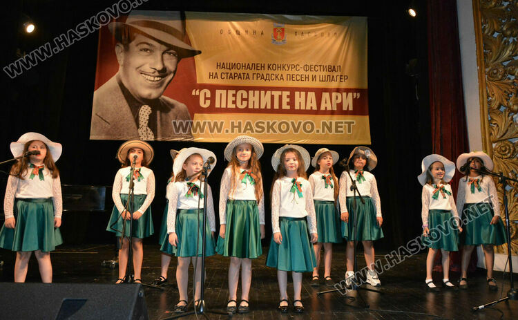 С поднасяне на цветя и изява на хасковска група започна фестивалът „С песните на Ари“ 