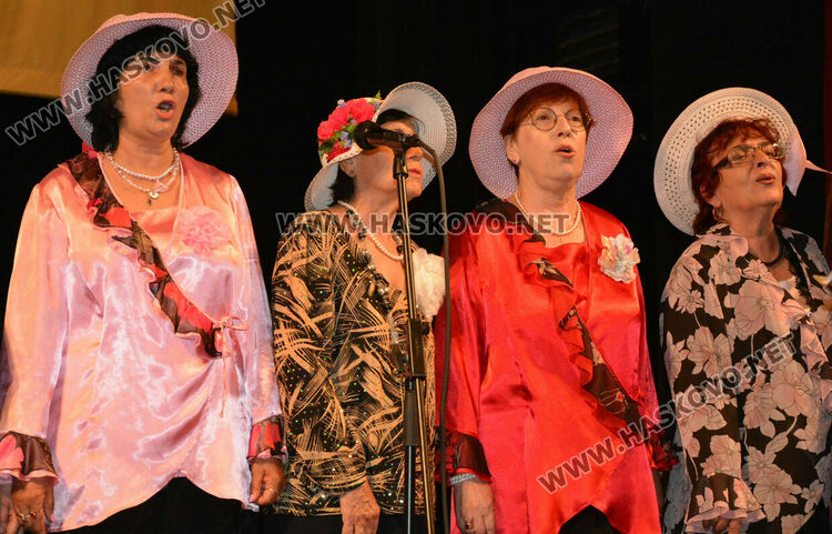 С поднасяне на цветя и изява на хасковска група започна фестивалът „С песните на Ари“ 