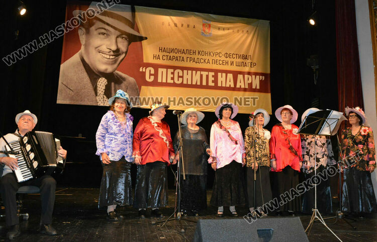 С поднасяне на цветя и изява на хасковска група започна фестивалът „С песните на Ари“ 