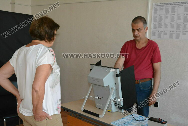 Проблеми с две машини и жалба в началото на изборния ден в Хасковска област
